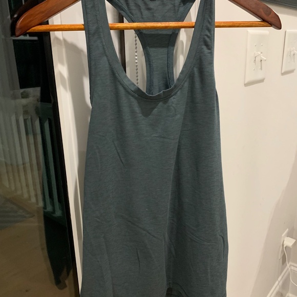 Vuori Lux Performance Tank - Picture 2 of 2